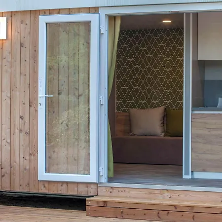 مكان تخييم Aurora And Mobile Homes *