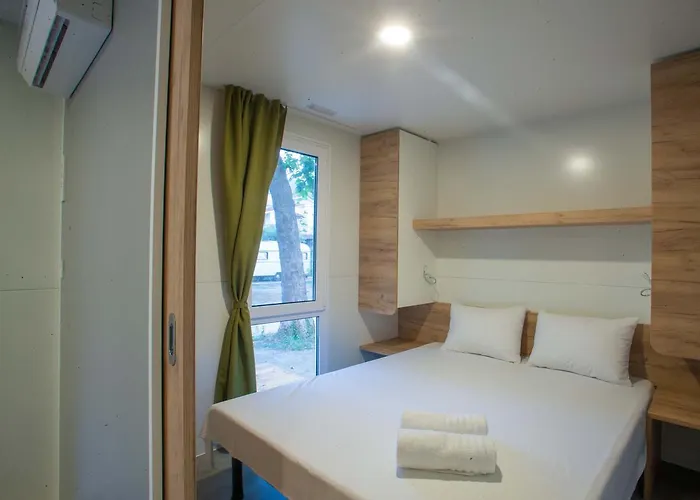 Aurora And Mobile Homes Camping